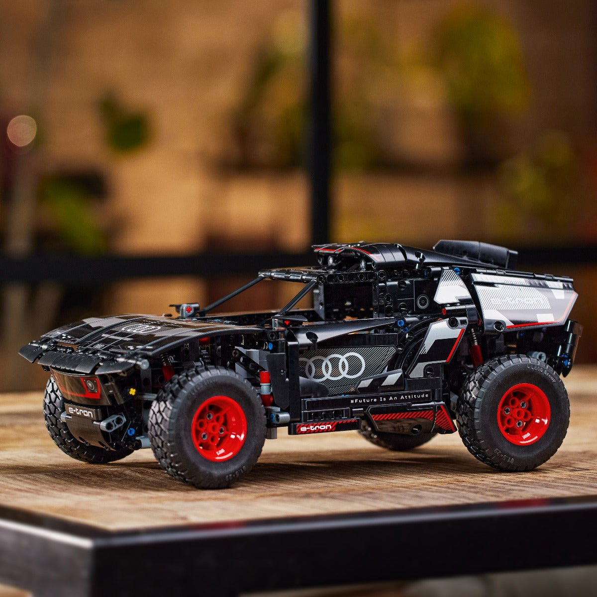 Đồ chơi lắp ráp Siêu Xe Audi RS Q e-tron LEGO TECHNIC 42160 (914 chi tiết)