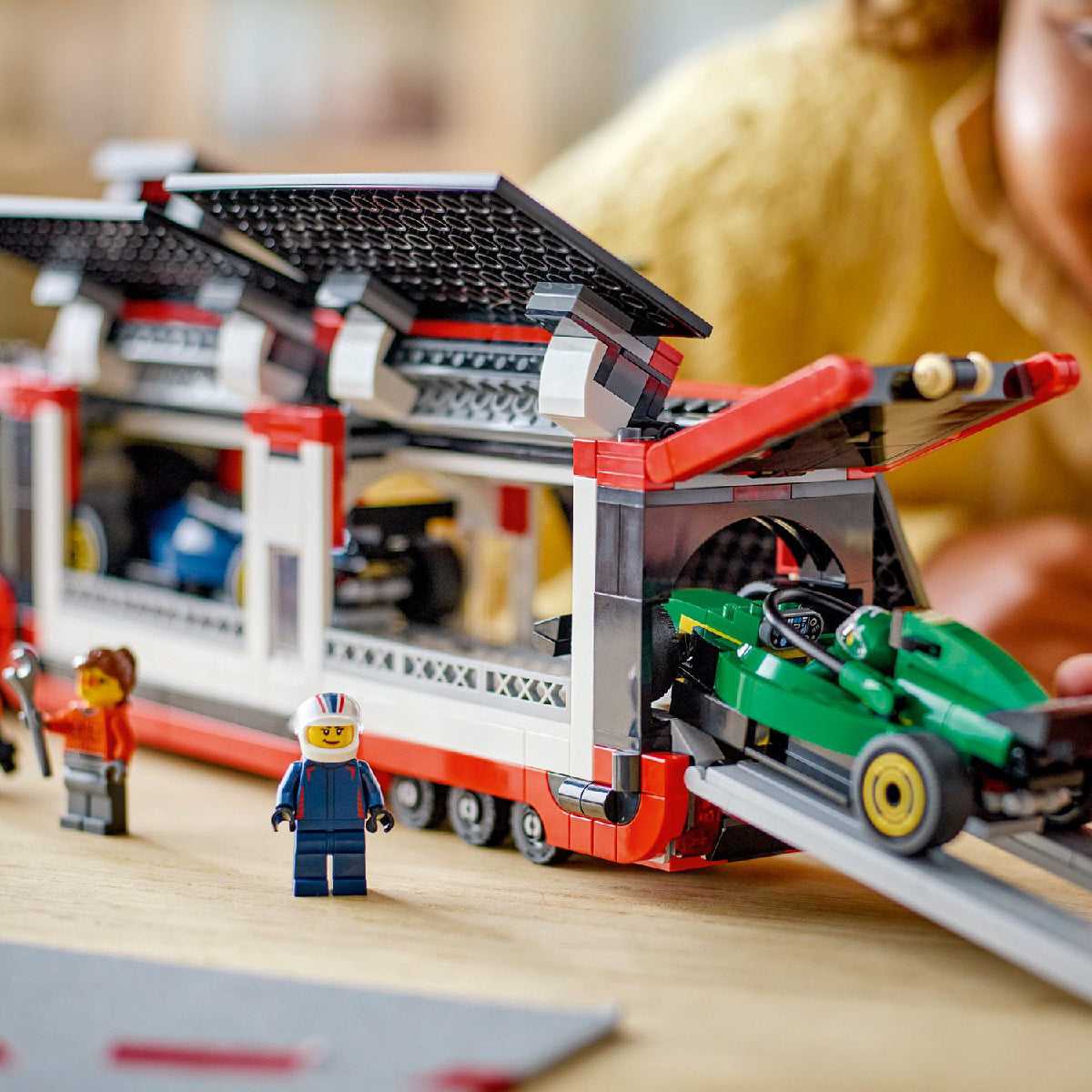 do-choi-lap-rap-xe-van-chuyen-xe-dua-f1-lego-city-60445-06