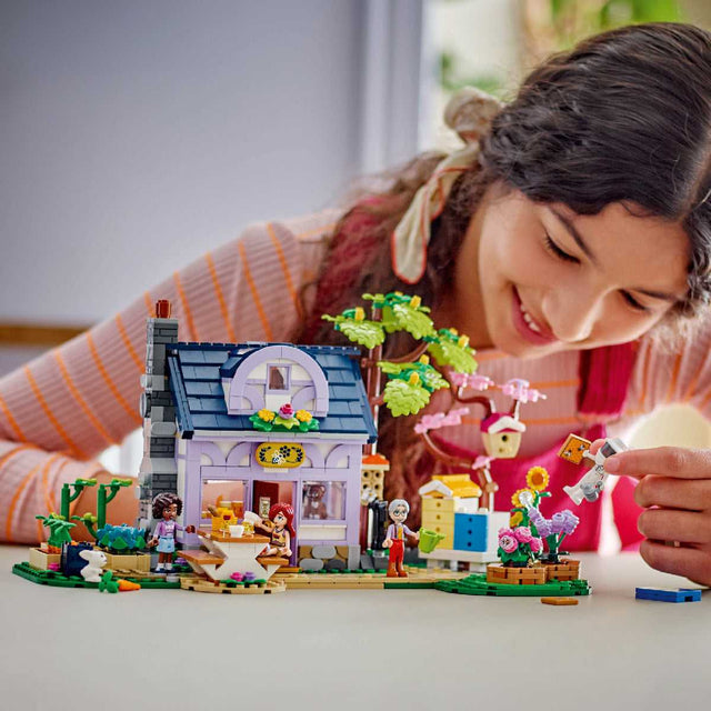 do-choi-lap-rap-nha-nuoi-ong-va-vuon-hoa-lego-friends-42669-09