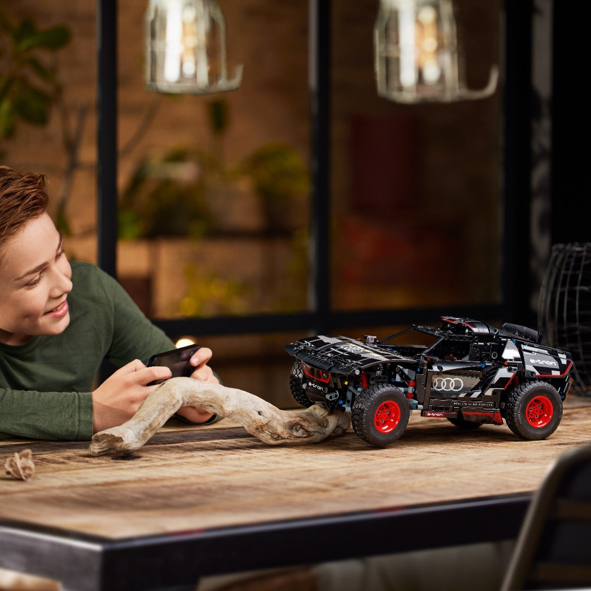 Đồ chơi lắp ráp Siêu Xe Audi RS Q e-tron LEGO TECHNIC 42160 (914 chi tiết)