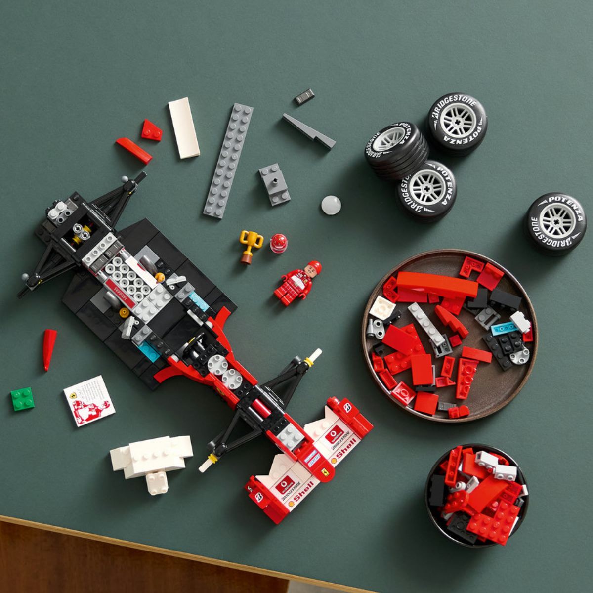 do-choi-xe-dua-ferrari-f2004-va-tay-dua-michael-schumacher-lego-icons-11375-010