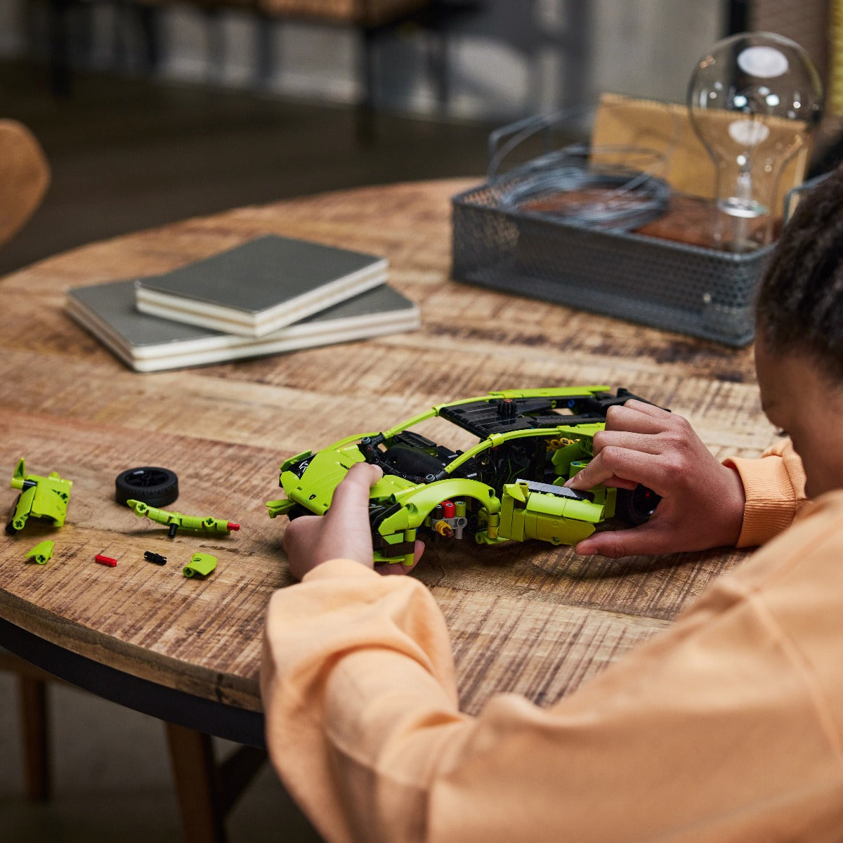 Đồ chơi lắp ráp Siêu Xe Lamborghini Huracán Tecnica LEGO TECHNIC 42161 (806 chi tiết)
