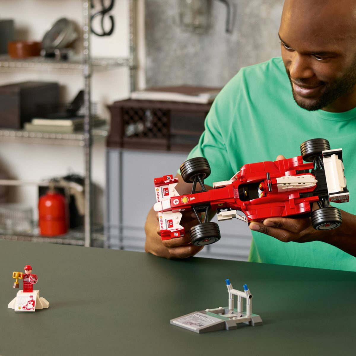 Đồ Chơi Lắp Ráp Xe Đua Ferrari F2004 Và Tay Đua Michael Schumacher LEGO ICONS 11375 (735 Chi Tiết)