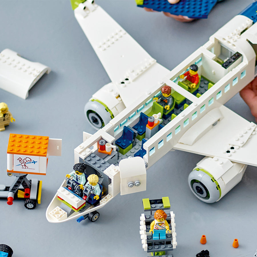 Đồ chơi lắp ráp Máy bay chở hành khách LEGO CITY 60367