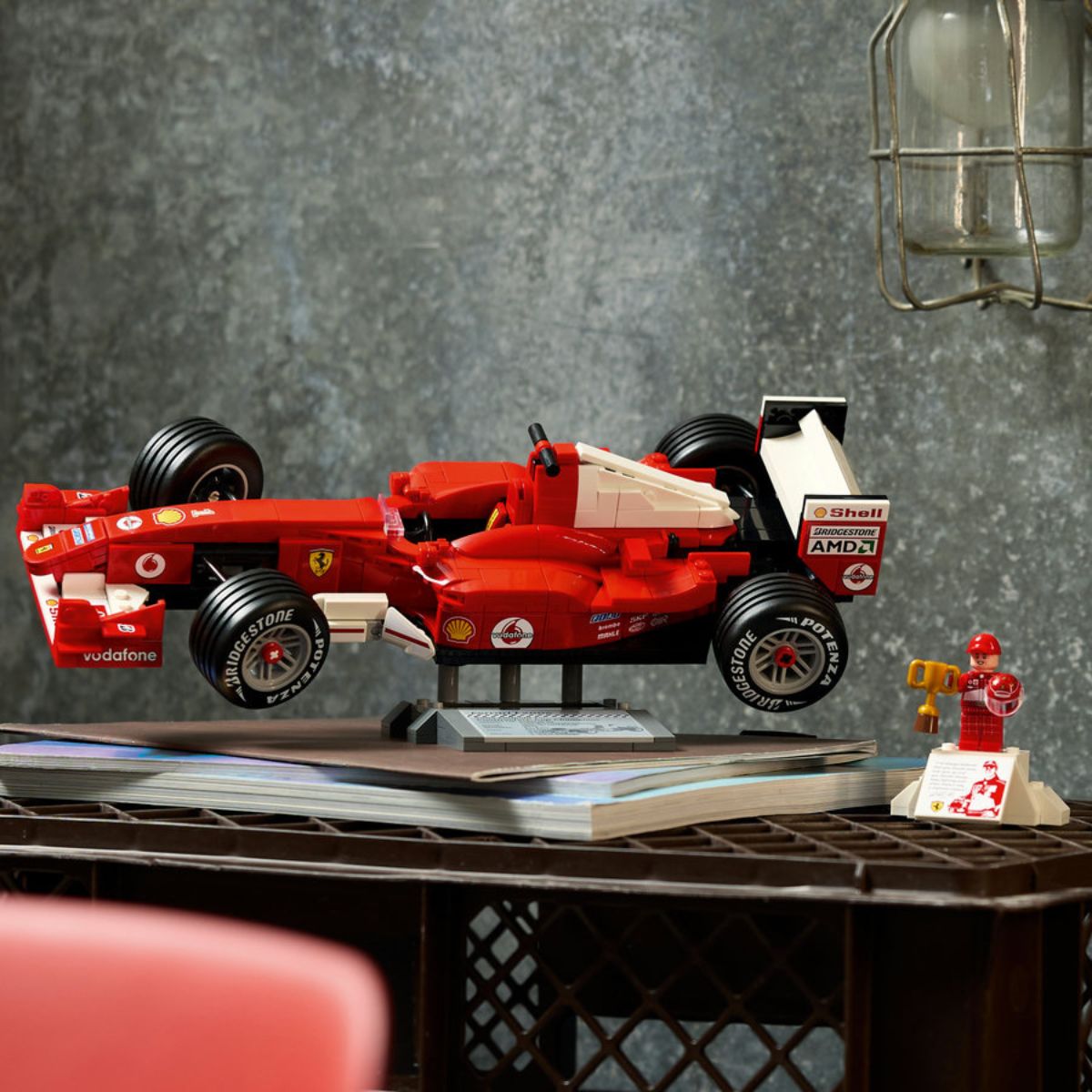Đồ Chơi Lắp Ráp Xe Đua Ferrari F2004 Và Tay Đua Michael Schumacher LEGO ICONS 11375 (735 Chi Tiết)