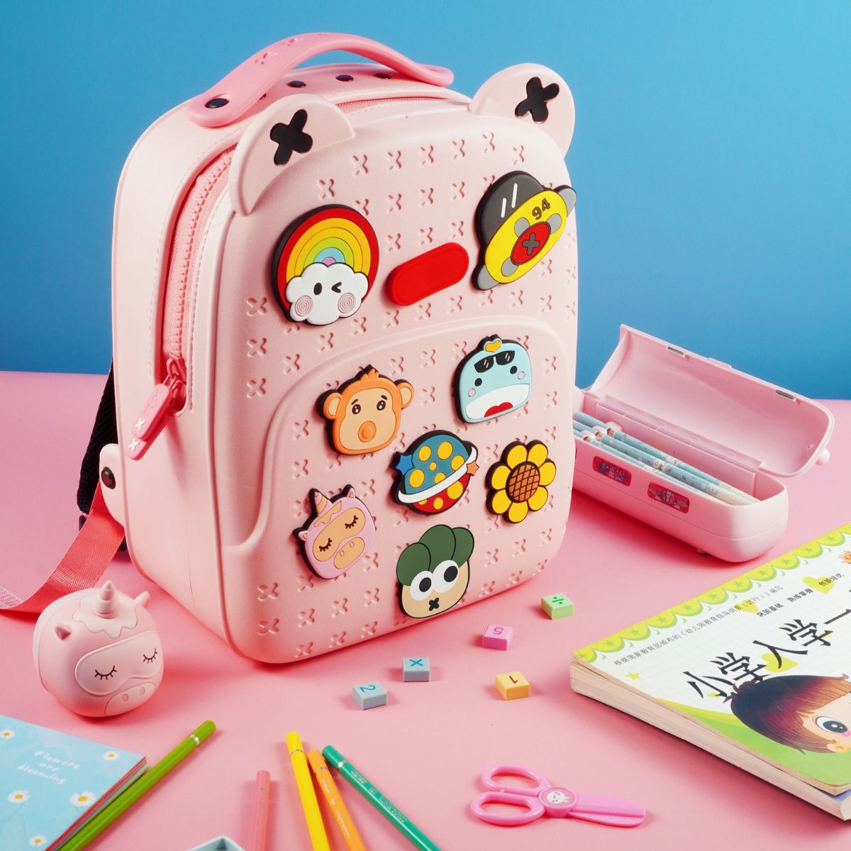 ba-lo-di-hoc-di-choi-kem-charm-koool-hong-kbp16-pink-05