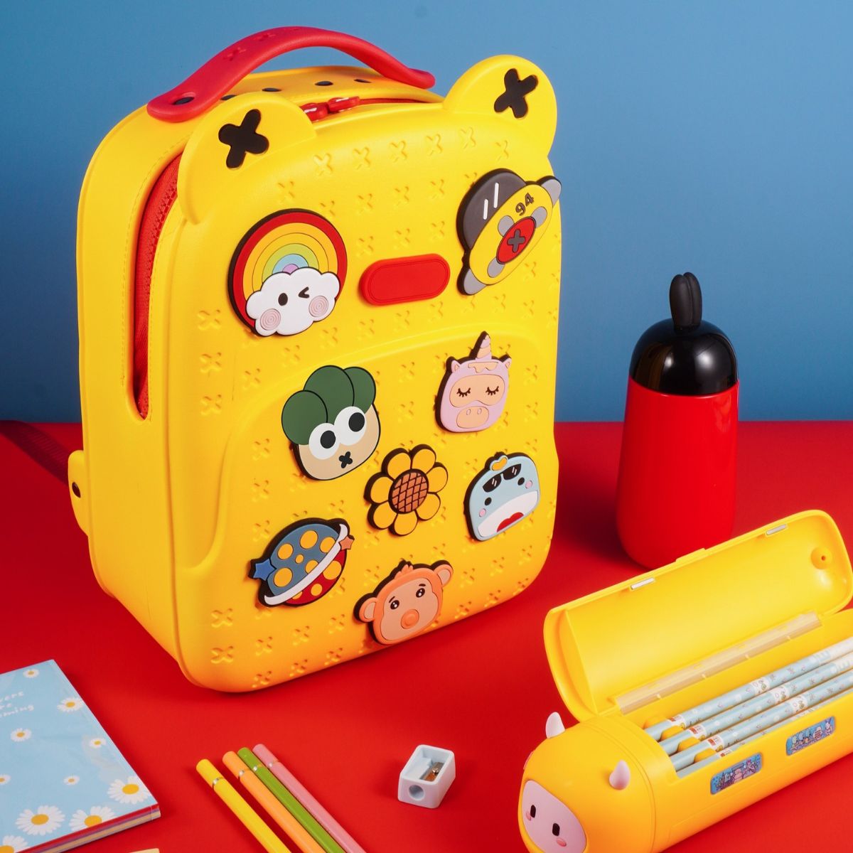 ba-lo-di-hoc-di-choi-kem-charm-koool-vang-kbp16-yellow-05