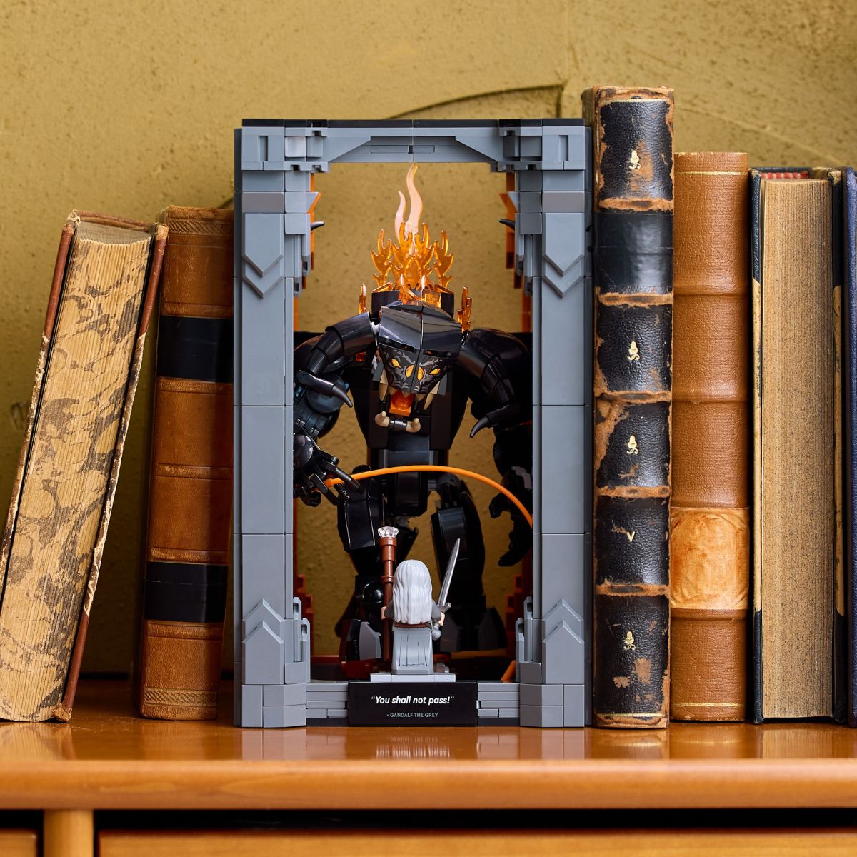 Đồ Chơi Bộ Lắp Ráp Cuộc Chiến Ở Mỏ Moria Giữa Gandalf Và Balrog LEGO ICONS 10367 (1201 chi tiết)