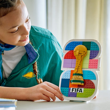 bo-lap-rap-tranh-treo-tuong-bieu-tuong-fifa-world-cup-2026-lego-editions-sport-43032-010