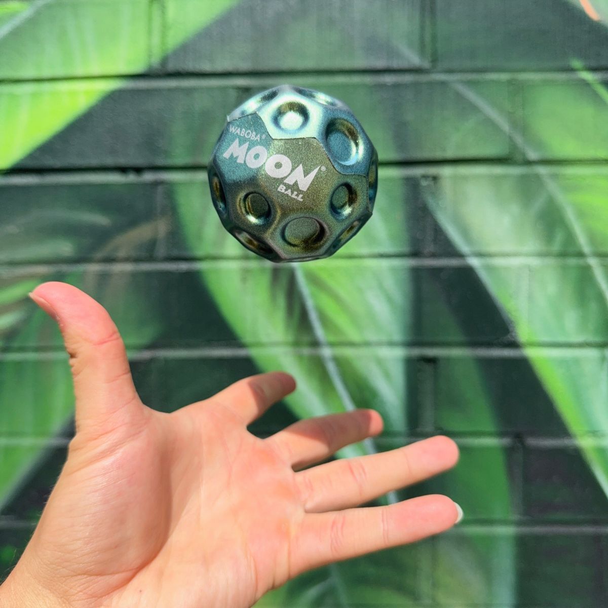 bong-nay-moon-ball-metallic-waboba-316c99-a-08