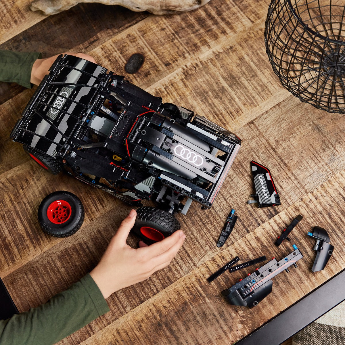 Đồ chơi lắp ráp Siêu Xe Audi RS Q e-tron LEGO TECHNIC 42160 (914 chi tiết)