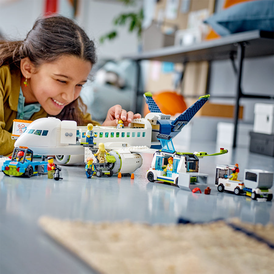 Đồ chơi lắp ráp Máy bay chở hành khách LEGO CITY 60367