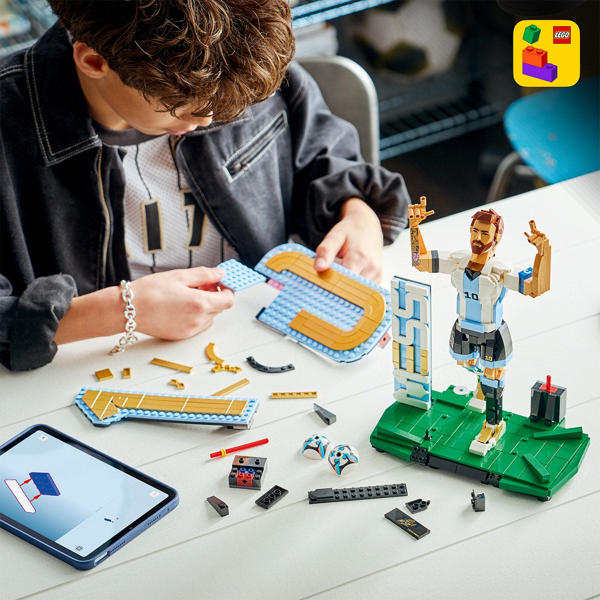 Đồ Chơi Lắp Ráp 2-Trong-1 Huyền Thoại Bóng Đá Lionel Messi LEGO EDITIONS SPORTS 43015