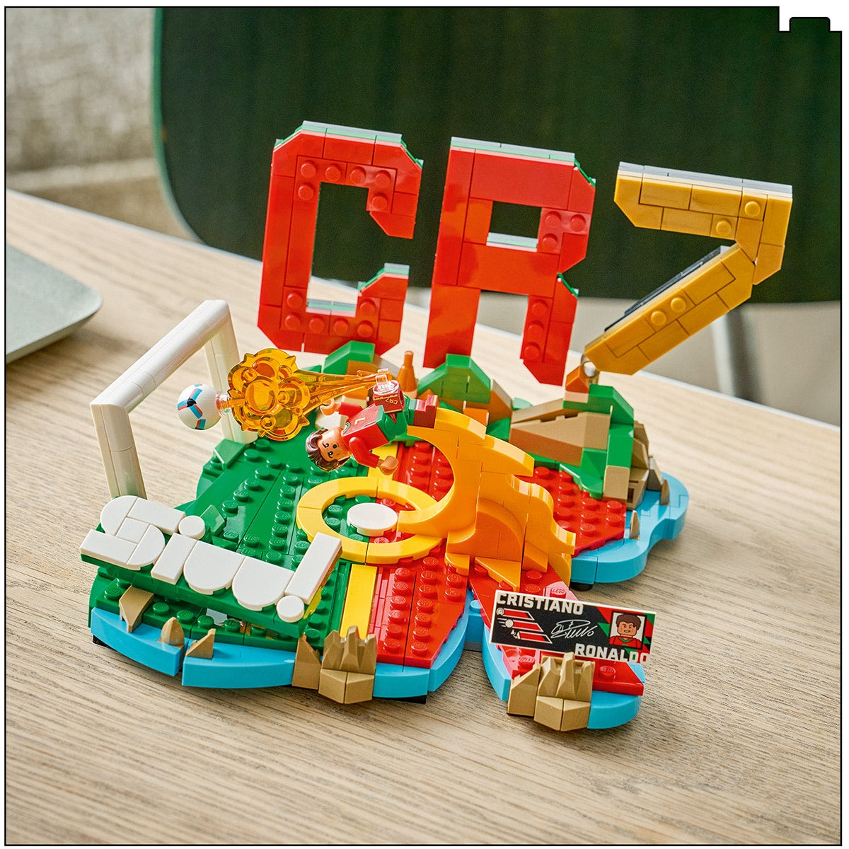 Đồ Chơi Lắp Ráp Biểu Tượng Sân Cỏ Cristiano Ronaldo LEGO EDITIONS SPORTS 43012