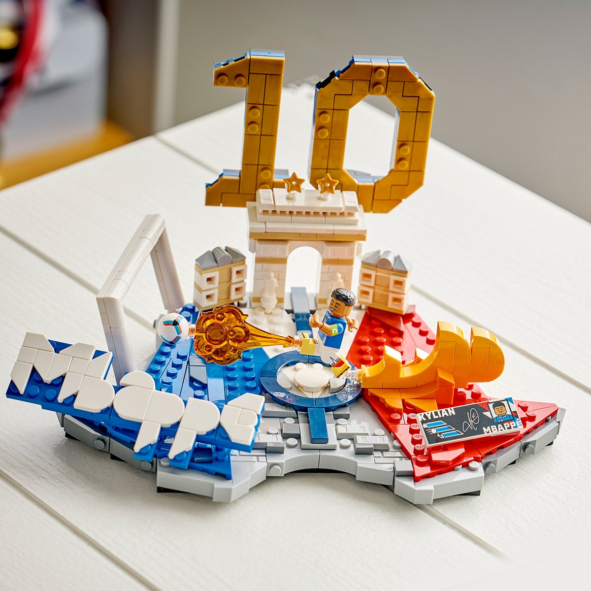 Đồ Chơi Lắp Ráp Biểu Tượng Sân Cỏ Kylian Mbappé LEGO EDITIONS SPORTS 43013