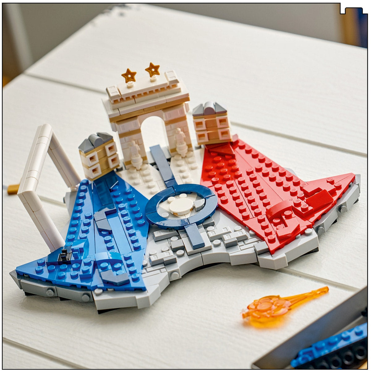 Đồ Chơi Lắp Ráp Biểu Tượng Sân Cỏ Kylian Mbappé LEGO EDITIONS SPORTS 43013