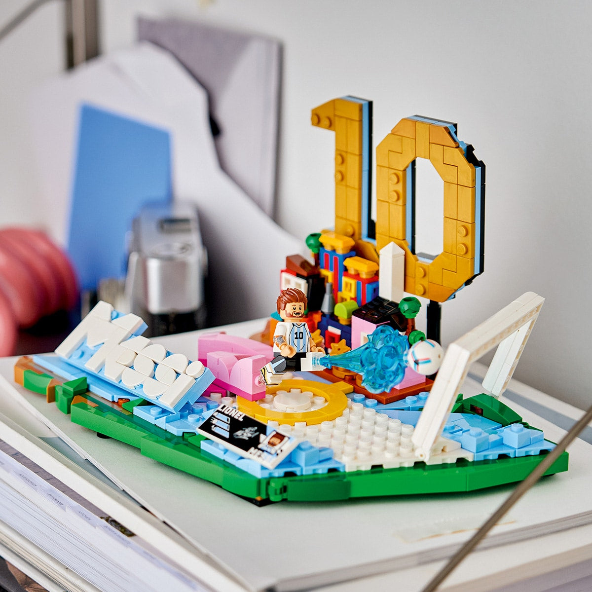 Đồ Chơi Lắp Ráp Biểu Tượng Sân Cỏ Lionel Messi LEGO EDITIONS SPORTS 43011