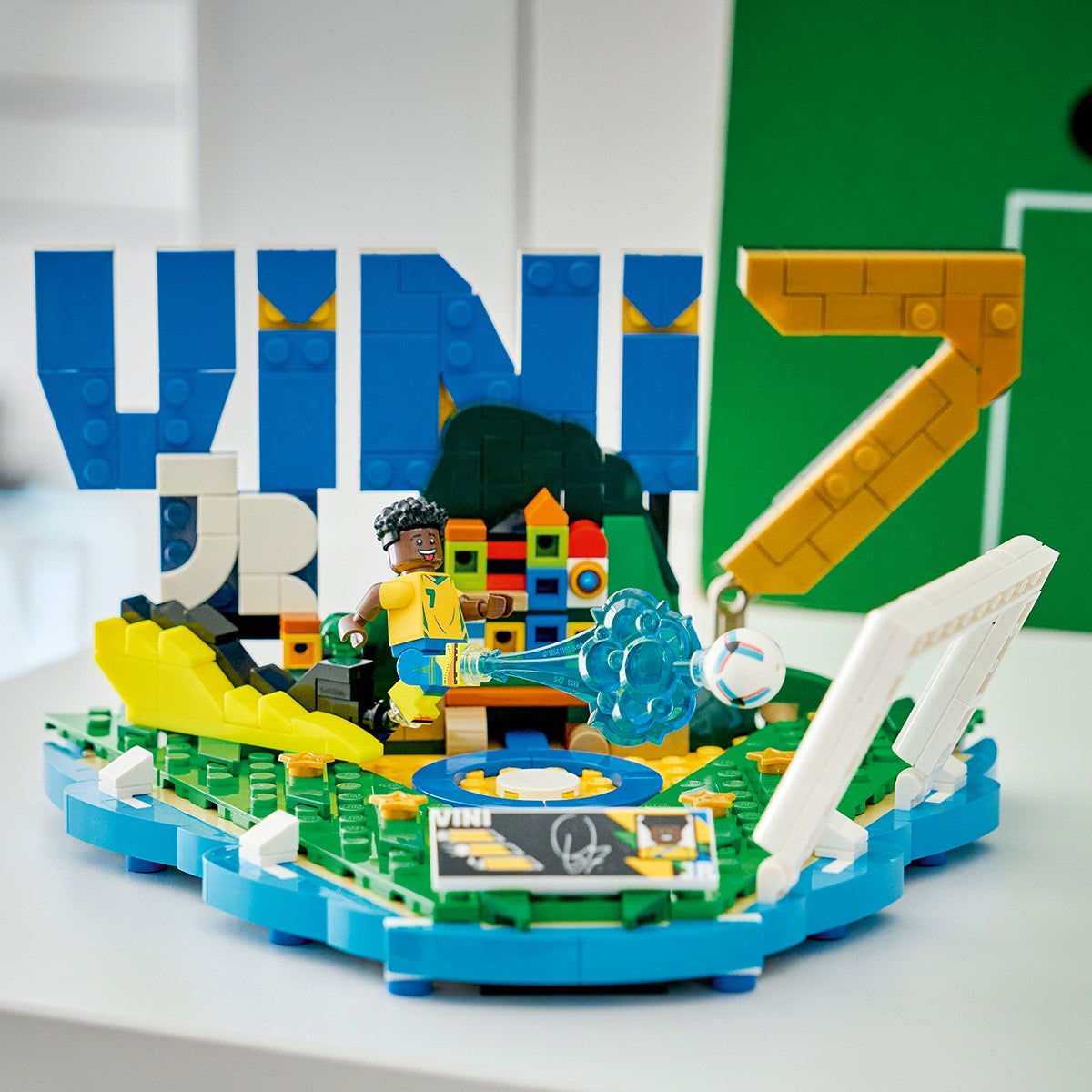 Đồ Chơi Lắp Ráp Biểu Tượng Sân Cỏ Vini Jr LEGO EDITIONS SPORTS 43027