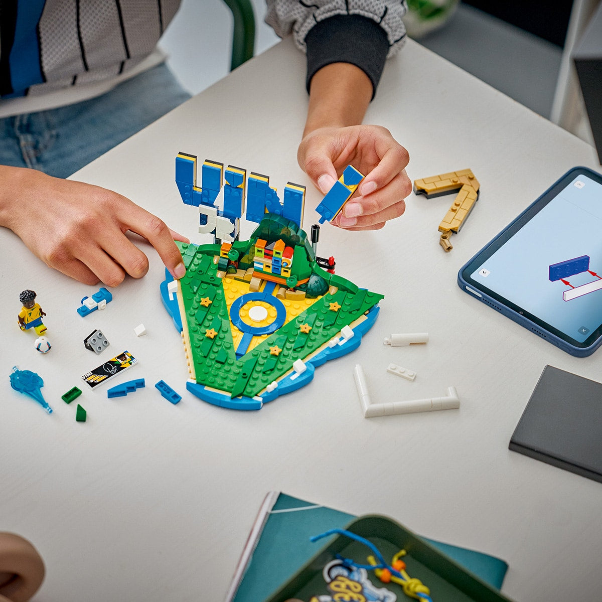 Đồ Chơi Lắp Ráp Biểu Tượng Sân Cỏ Vini Jr LEGO EDITIONS SPORTS 43027