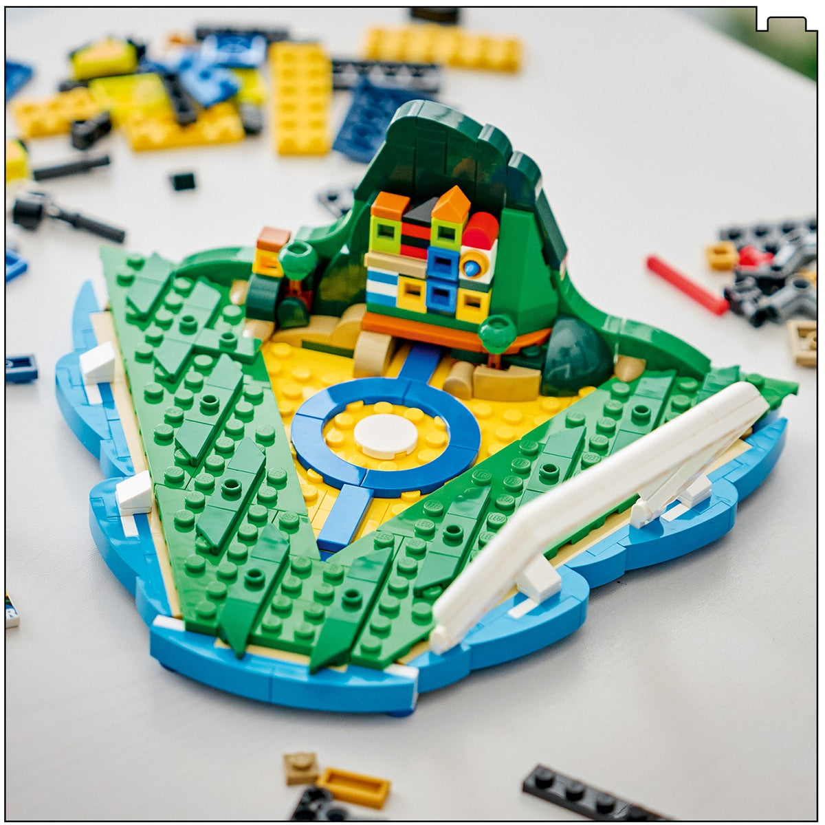 Đồ Chơi Lắp Ráp Biểu Tượng Sân Cỏ Vini Jr LEGO EDITIONS SPORTS 43027