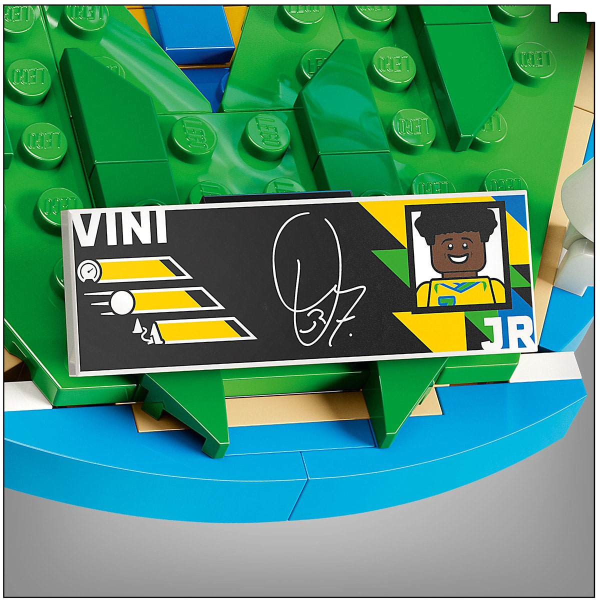 Đồ Chơi Lắp Ráp Biểu Tượng Sân Cỏ Vini Jr LEGO EDITIONS SPORTS 43027