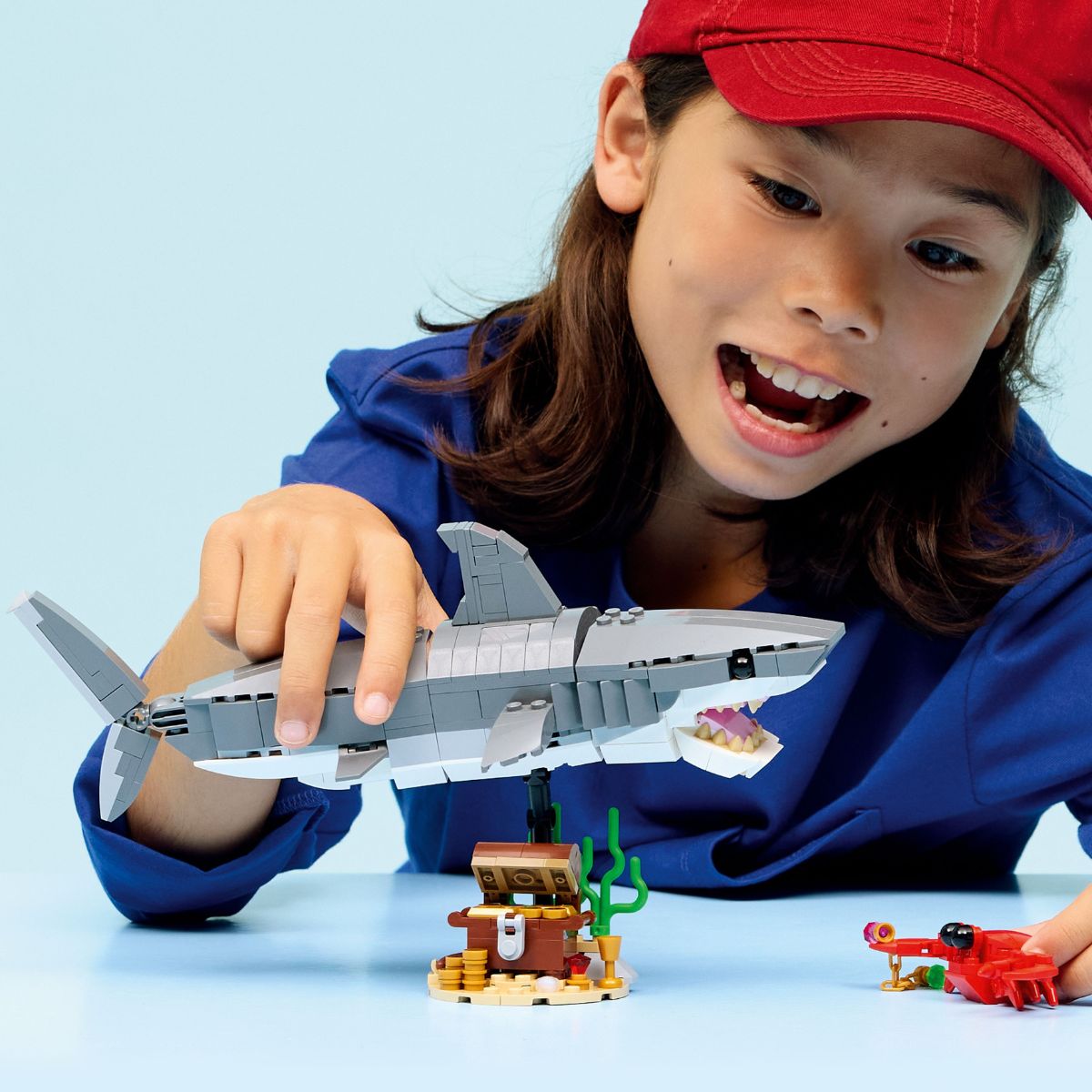 Đồ Chơi Lắp Ráp Cá Mập Đại Dương Và Rương Kho Báu LEGO CREATOR 31381