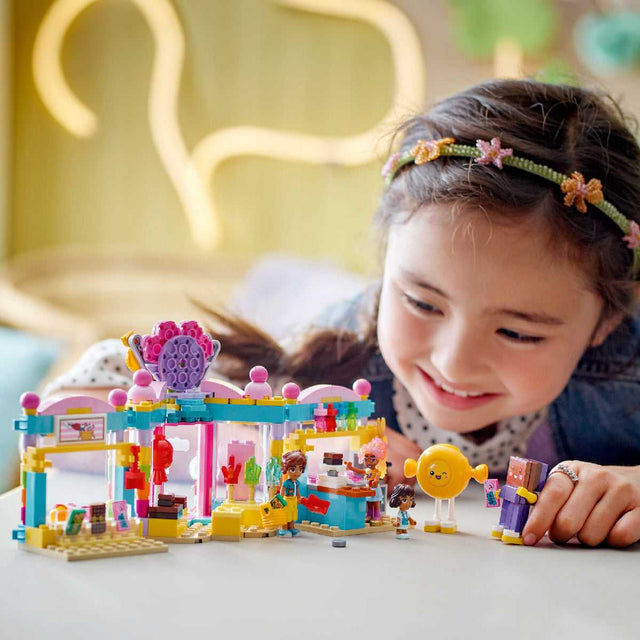 do-choi-lap-rap-cua-hang-keo-ngot-thanh-pho-heartlake-lego-friends-42649-011