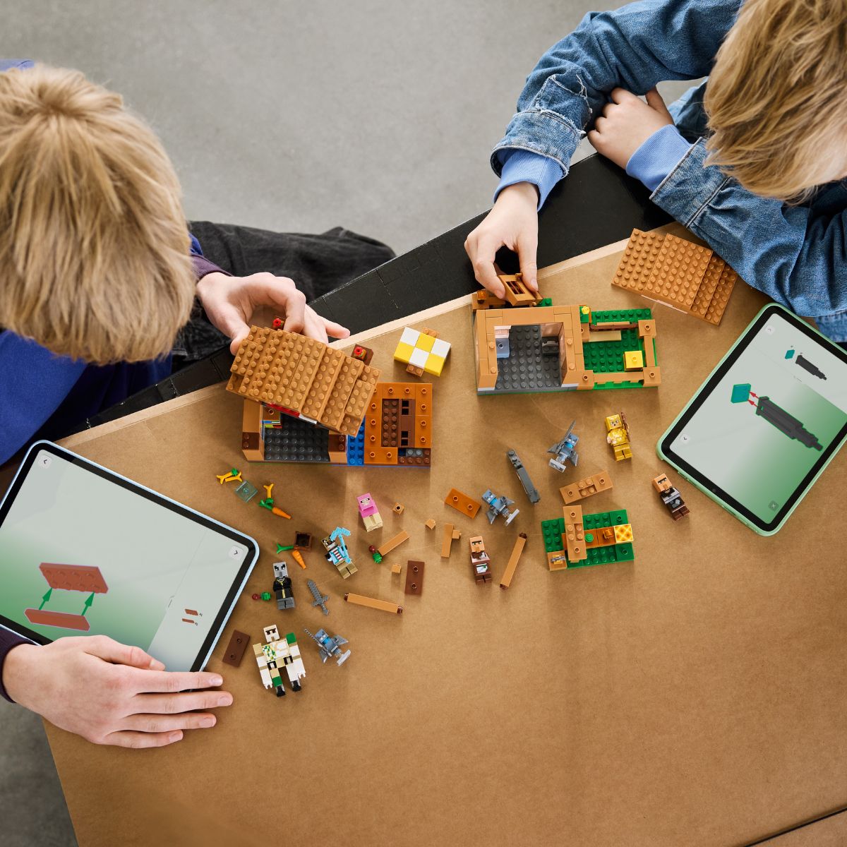 Đồ Chơi Lắp Ráp Evoker Tấn Công Làng LEGO MINECRAFT 21596 (607 Chi Tiết)