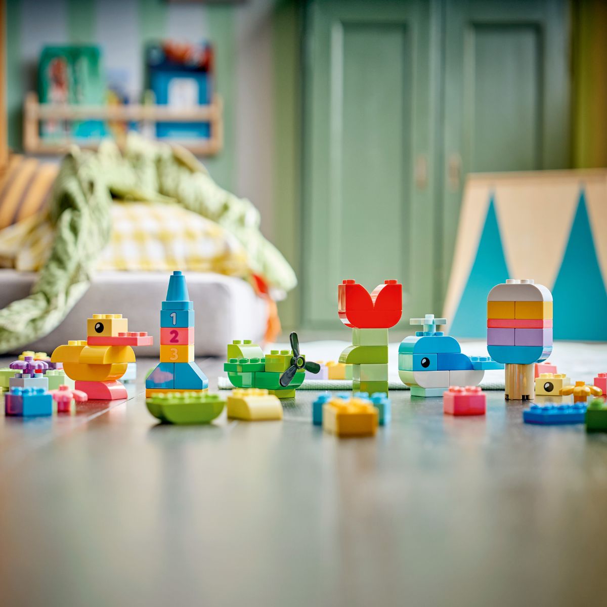 do-choi-lap-rap-hop-sang-tao-day-sac-mau-lego-duplo-10479-06