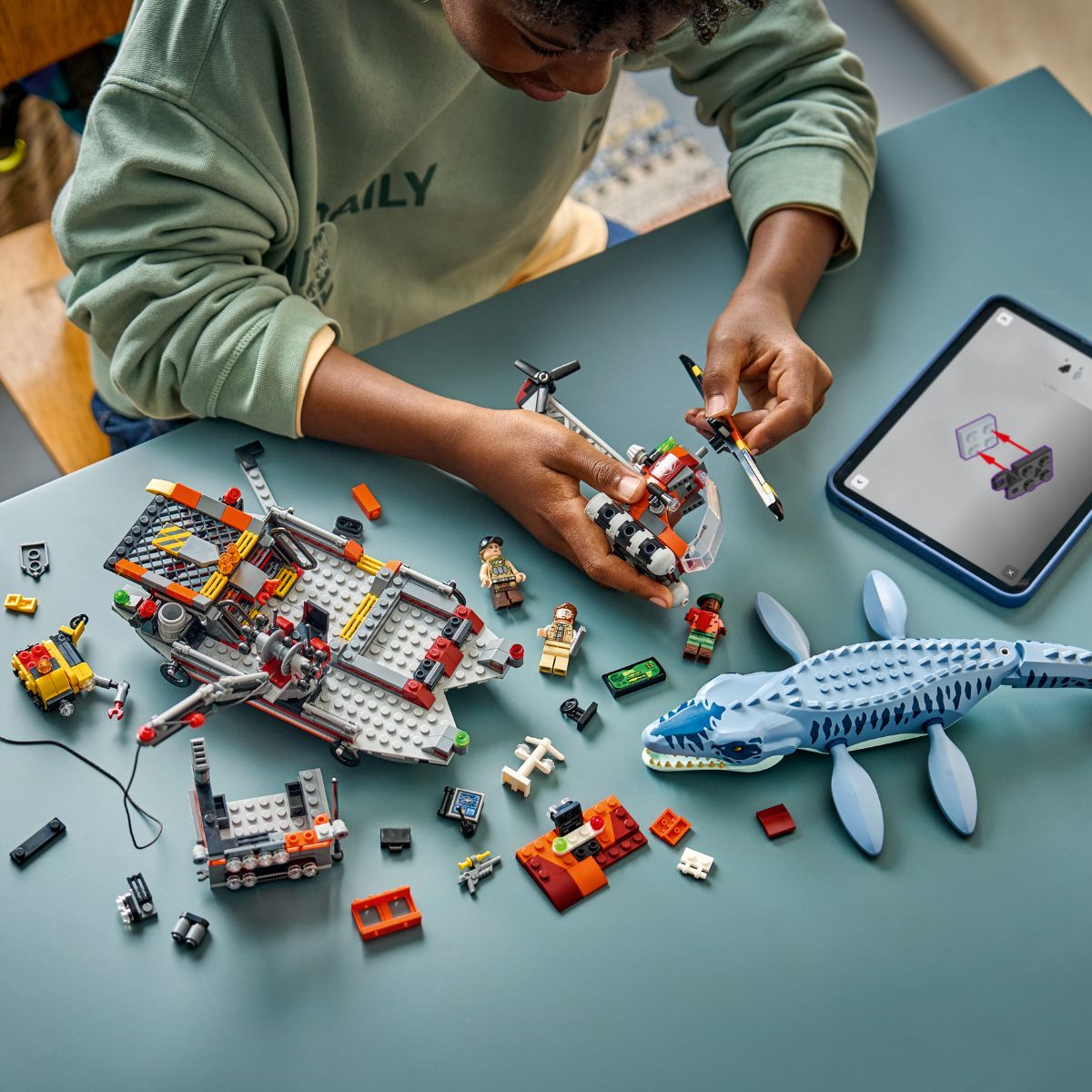 Đồ Chơi Lắp Ráp Khủng Long Mosasaurus Tấn Công Thuyền LEGO JURASSIC 77983 (703 Chi Tiết)
