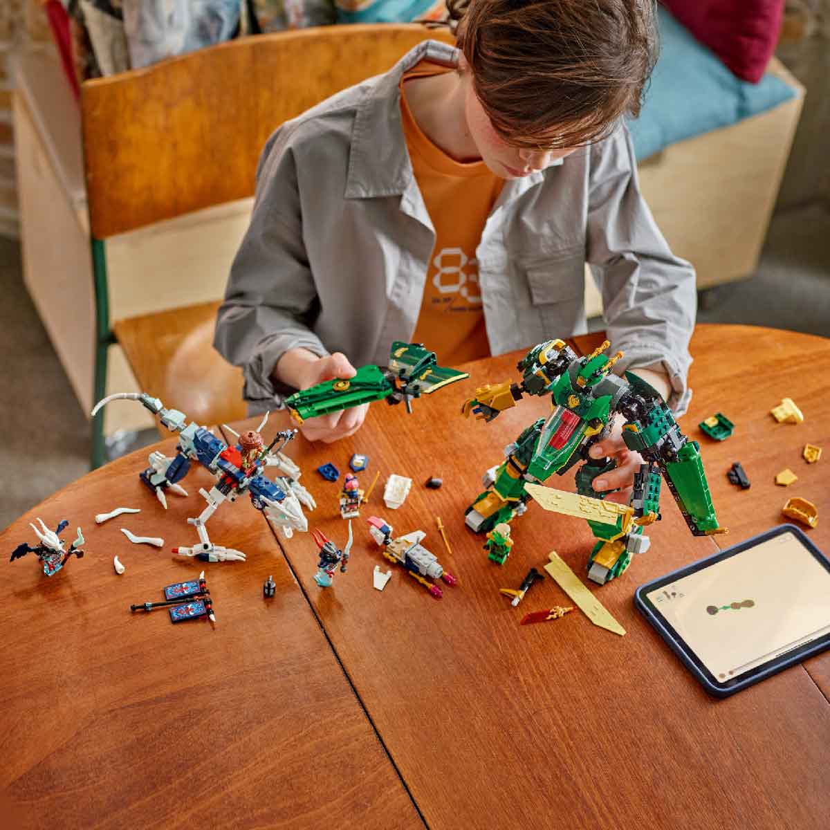 Đồ Chơi Lắp Ráp Lloyd Và Chiến Giáp Jet LEGO NINJAGO 71845 (1112 chi tiết)