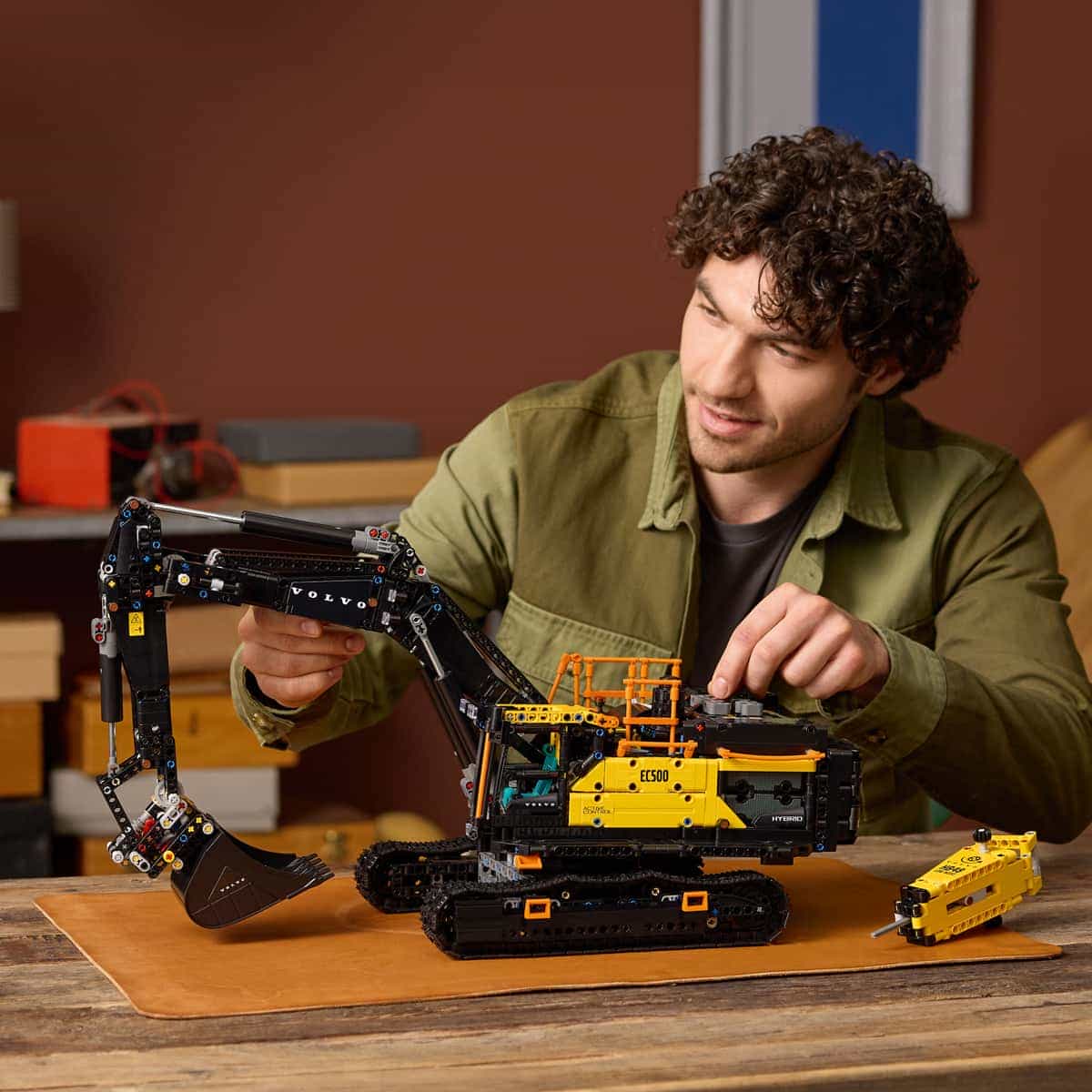Đồ Chơi Lắp Ráp Máy Xúc Hybrid Volvo EC500 – V29 LEGO TECHNIC 42215-LG
