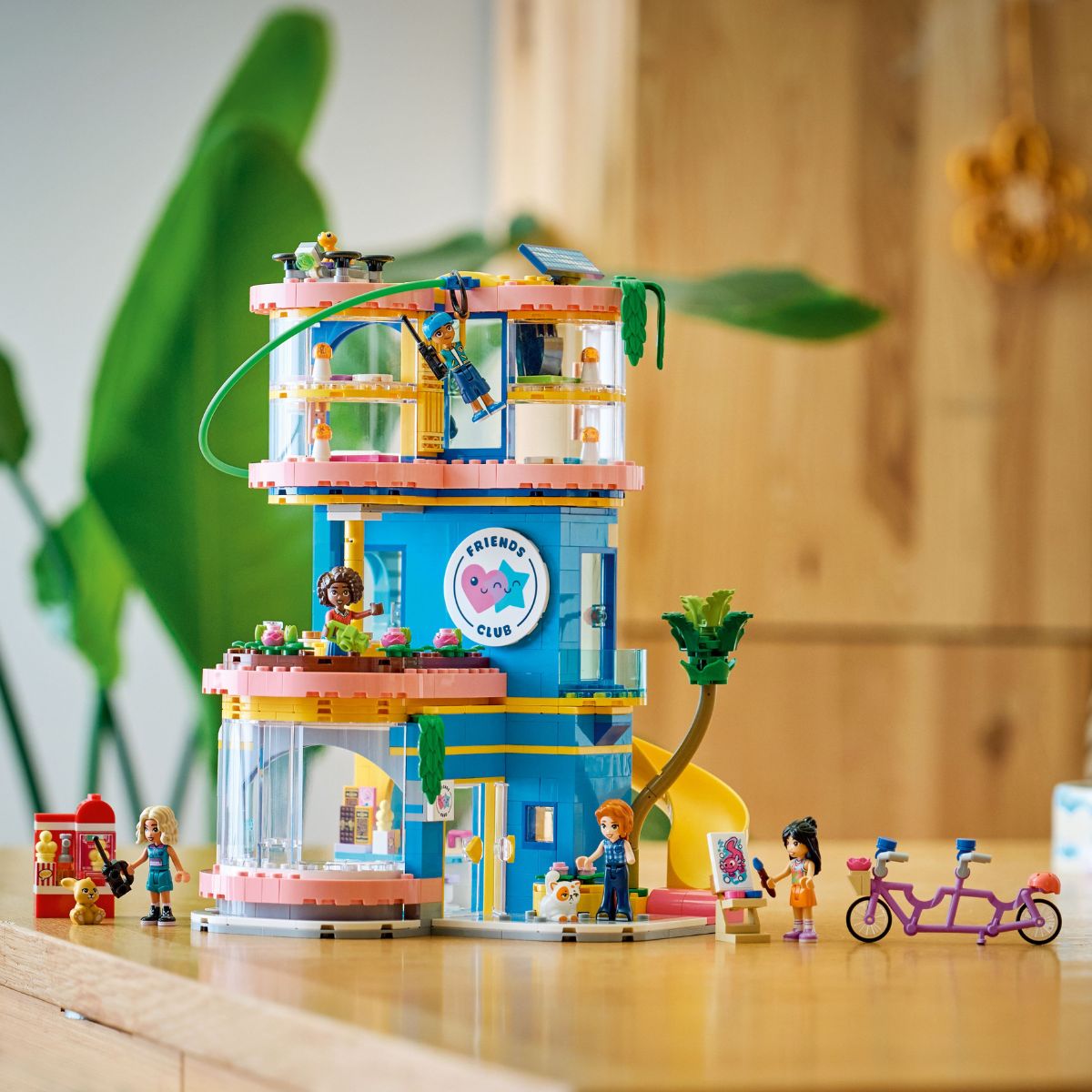 do-choi-lap-rap-nha-cau-lac-bo-tinh-ban-tai-heartlake-city-lego-friends-42689-03