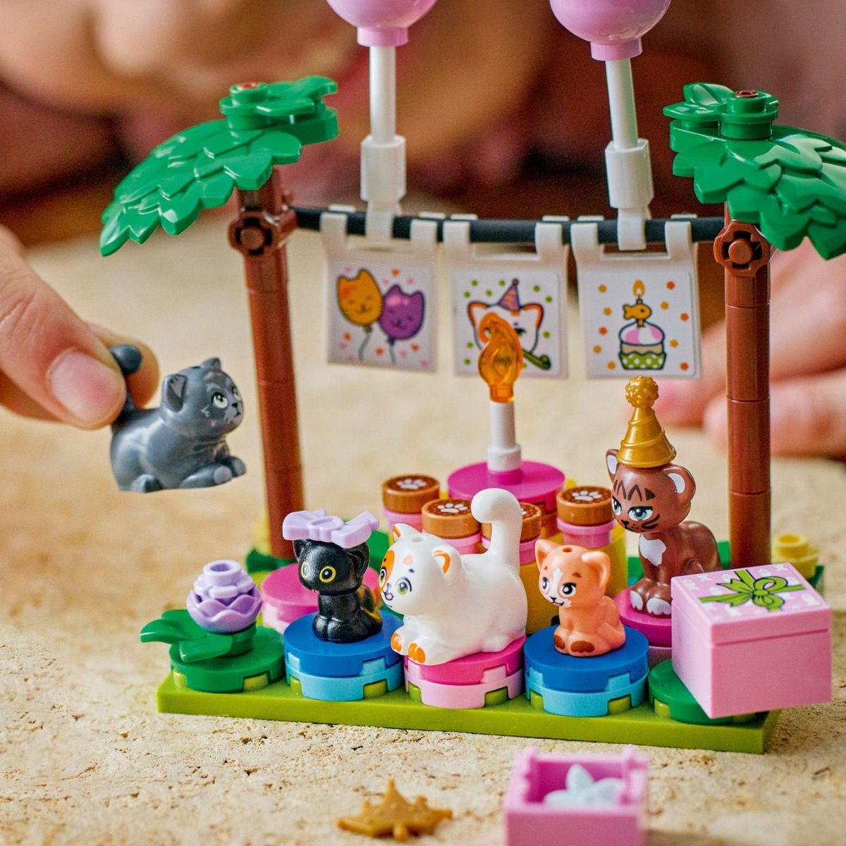Đồ Chơi Lắp Ráp Nhà Cây Và Bữa Tiệc Sinh Nhật Mèo Con LEGO FRIENDS 42666 (321 chi tiết)