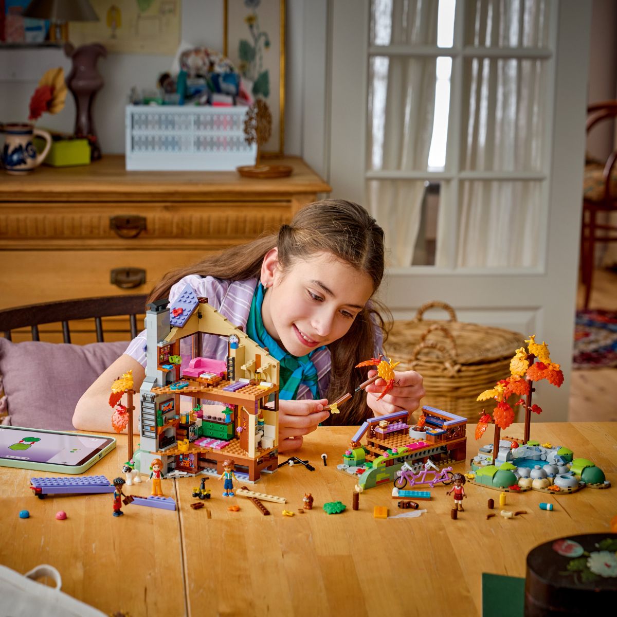 Đồ Chơi Lắp Ráp Nhà Gỗ Ấm Cúng Giữa Rừng Thu LEGO FRIENDS 42705 (1229 chi tiết)