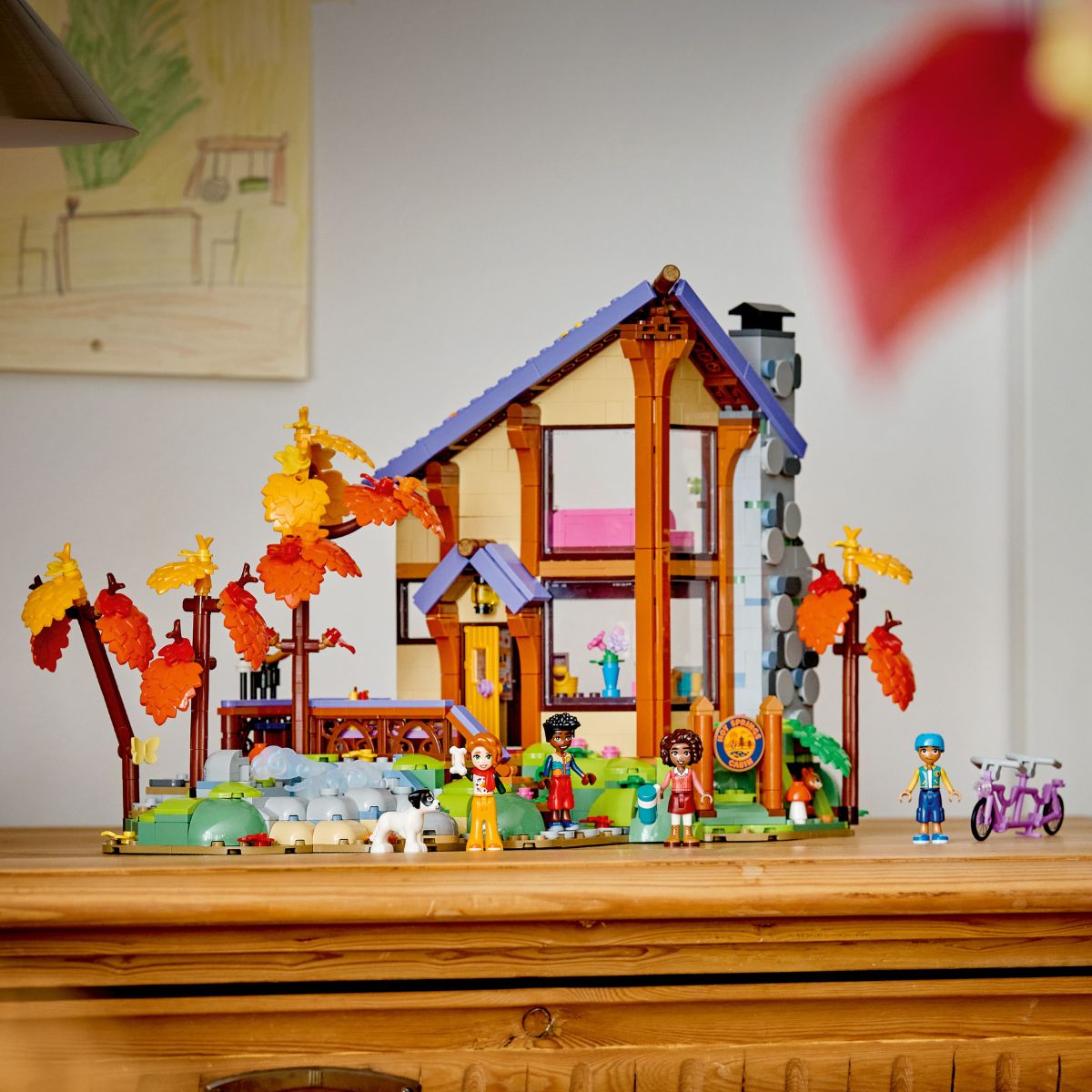 Đồ Chơi Lắp Ráp Nhà Gỗ Ấm Cúng Giữa Rừng Thu LEGO FRIENDS 42705 (1229 chi tiết)