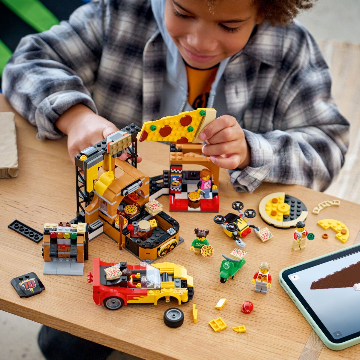 Đồ Chơi Lắp Ráp Quầy Bán Và Bộ Phương Tiện Giao Bánh Pizza LEGO CITY 60496 (494 chi tiết)
