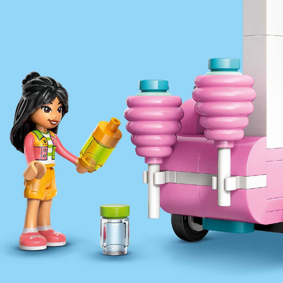 do-choi-lap-rap-quay-keo-bong-gon-di-dong-va-xe-scooter-lego-friends-42643-04