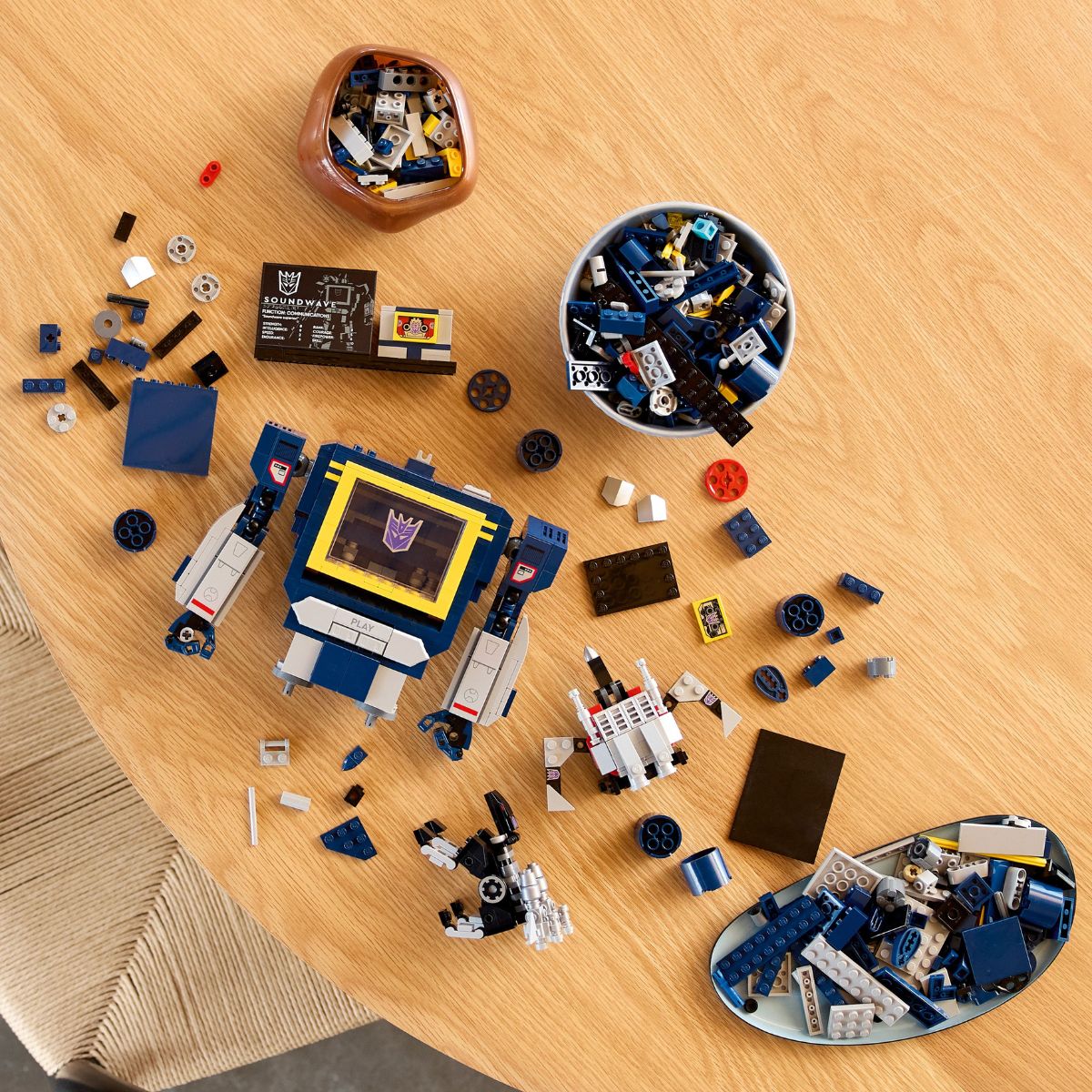 Đồ Chơi Lắp Ráp Robot Biến Hình Transformers Soundwave LEGO ICONS 10358