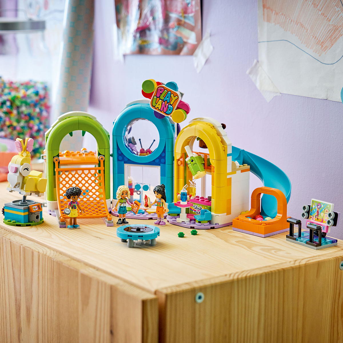 Đồ Chơi Lắp Ráp Sân Chơi Trong Nhà Vui Nhộn LEGO FRIENDS 42686 (668 chi tiết)
