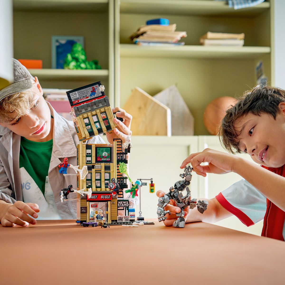 Đồ Chơi Lắp Ráp Spider-Man Và Mysterio: Tòa Soạn Daily Bugle LEGO SUPERHEROES 76342 (781 chi tiết)