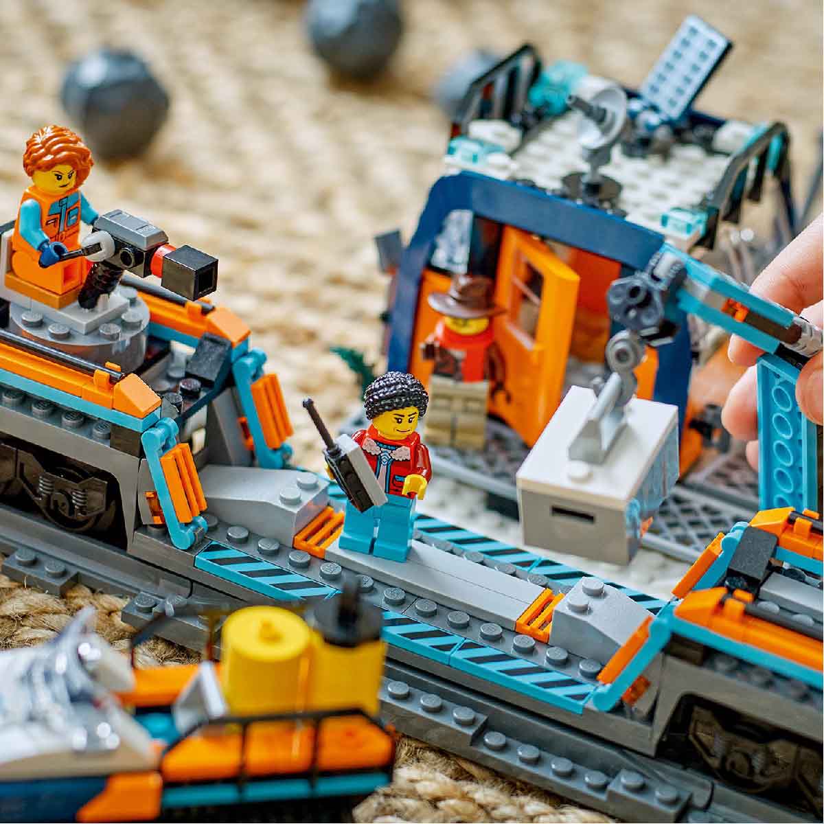 Đồ Chơi Lắp Ráp Tàu Lửa Khám Phá Bắc Cực LEGO CITY 60470 (1517 chi tiết)