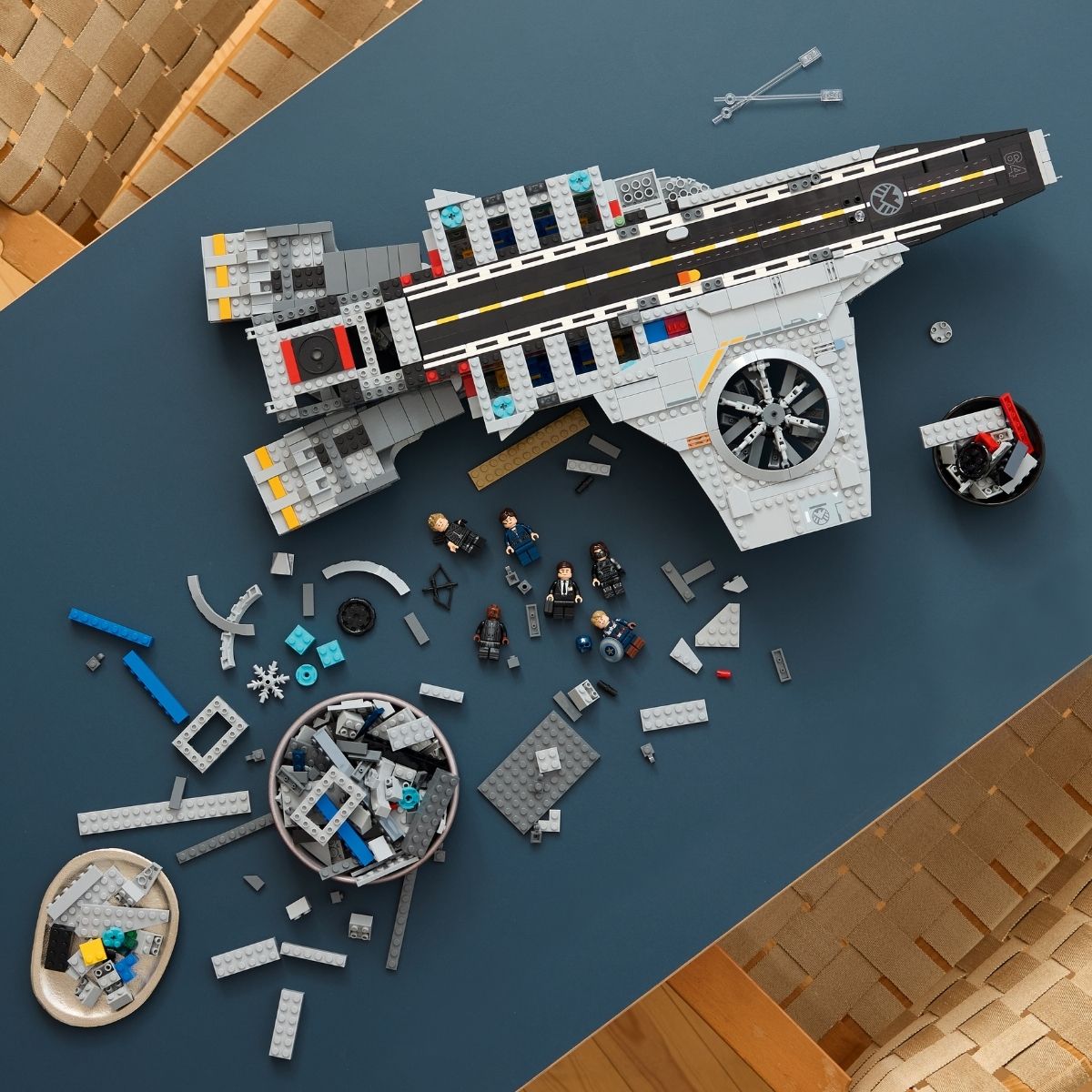 Đồ Chơi Lắp Ráp Tàu Sân Bay Avenger Helicarrier LEGO SUPERHEROES 76354 (3057 chi tiết)