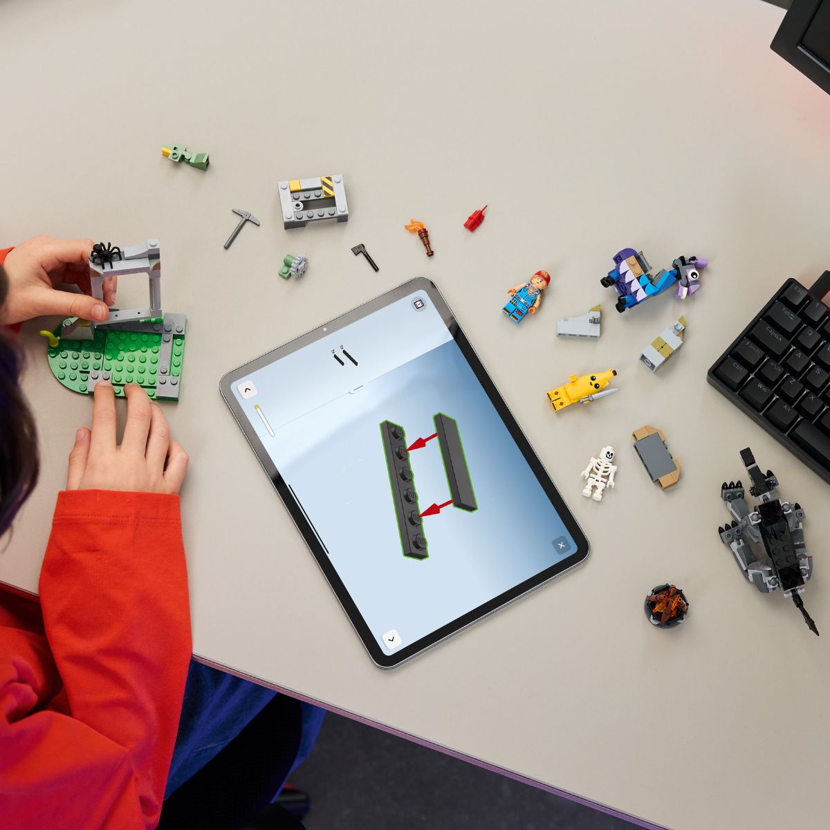 Đồ Chơi Lắp Ráp Trại Phiêu Lưu Của Peely Và Sparkplug LEGO FORTNITE 77075 (250 chi tiết)