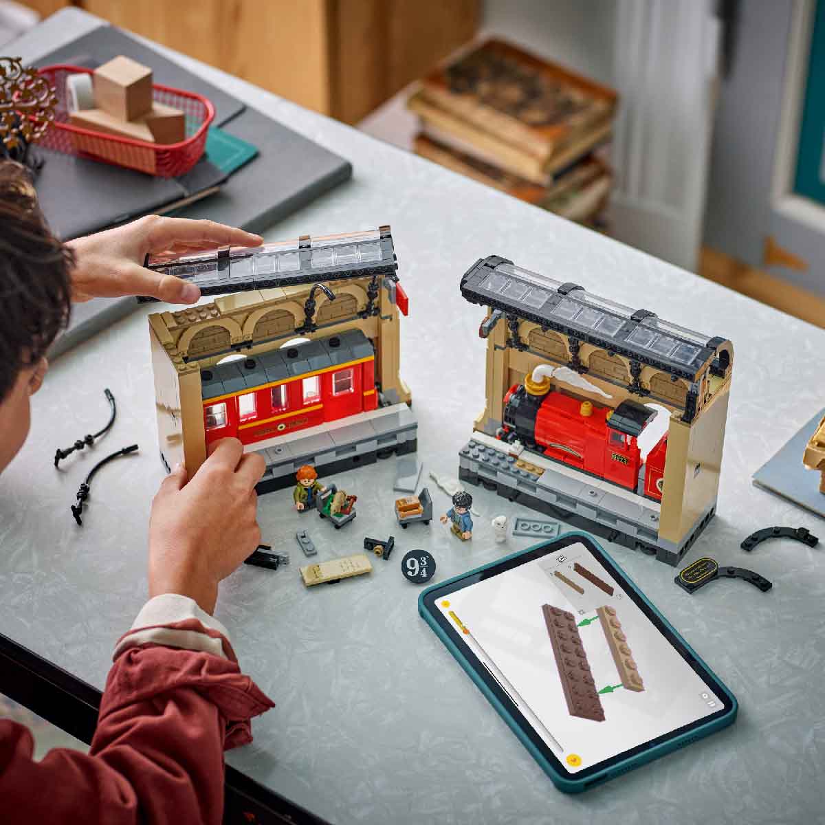 Đồ Chơi Lắp Ráp Trang Trí Kệ Sách: Tàu Tốc Hành Hogwarts LEGO HARRY POTTER 76450 (832 chi tiết)