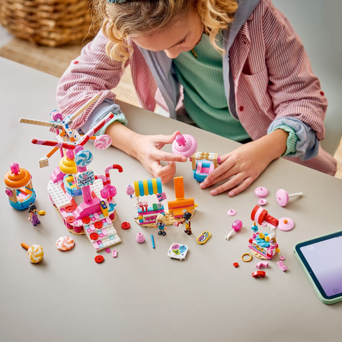 Đồ Chơi Lắp Ráp Vòng Đu Quay Kẹo Ngọt Và Bánh LEGO FRIENDS 42700 (602 chi tiết)