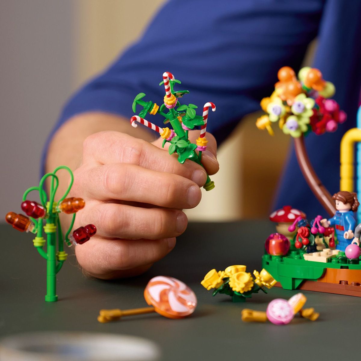 Đồ Chơi Lắp Ráp Willy Wonka Và Nhà Máy Sô-Cô-La LEGO IDEAS 21360