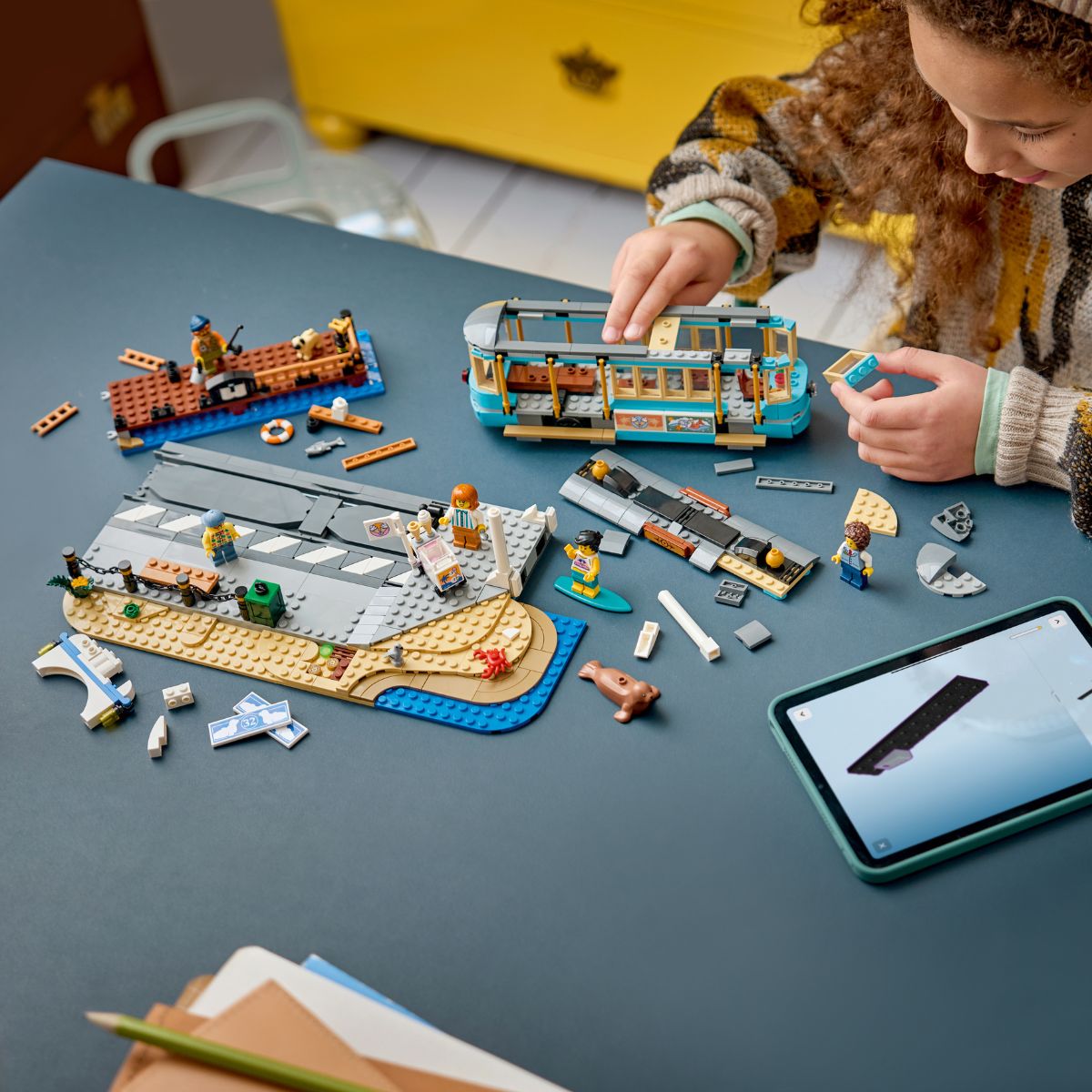 Đồ Chơi Lắp Ráp Xe Điện Ven Biển Cổ Điển LEGO CITY 60506 (693 chi tiết)