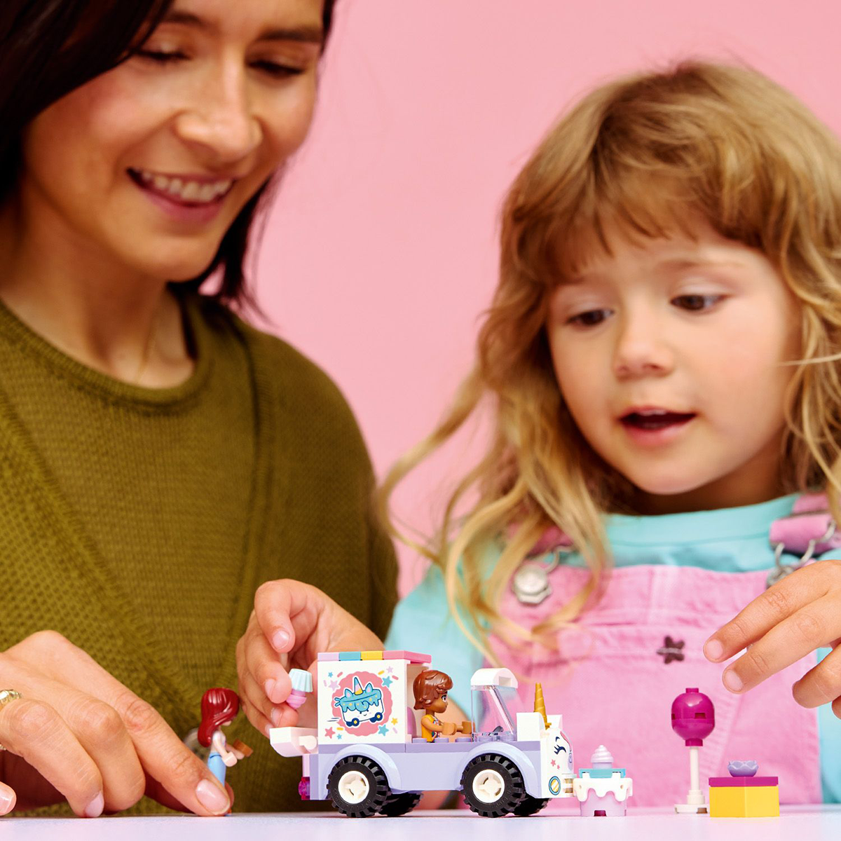 Đồ Chơi Lắp Ráp Xe Giao Bánh Kỳ Lân LEGO FRIENDS 42675 (67 chi tiết)