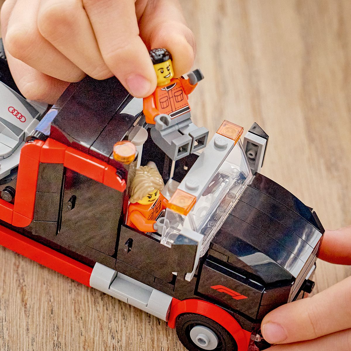 Đồ Chơi Lắp Ráp Xe Tải Trưng Bày F1 Kèm Xe Đua Audi F1 LEGO CITY 60493 (508 Chi Tiết)